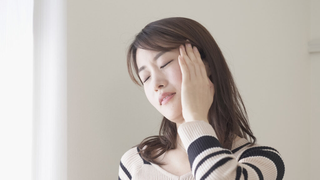 虫歯で歯が痛い女性