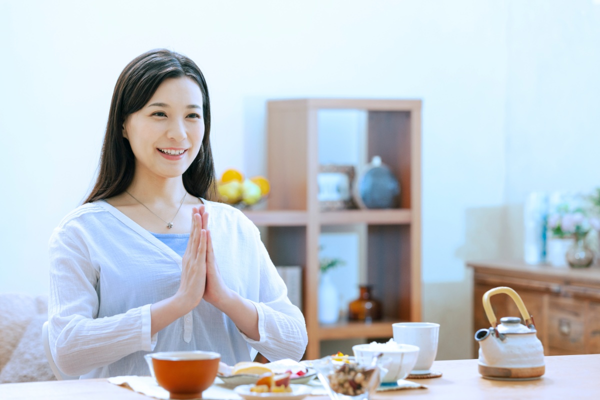 根管治療を終えて笑顔で食事をしようとしている女性