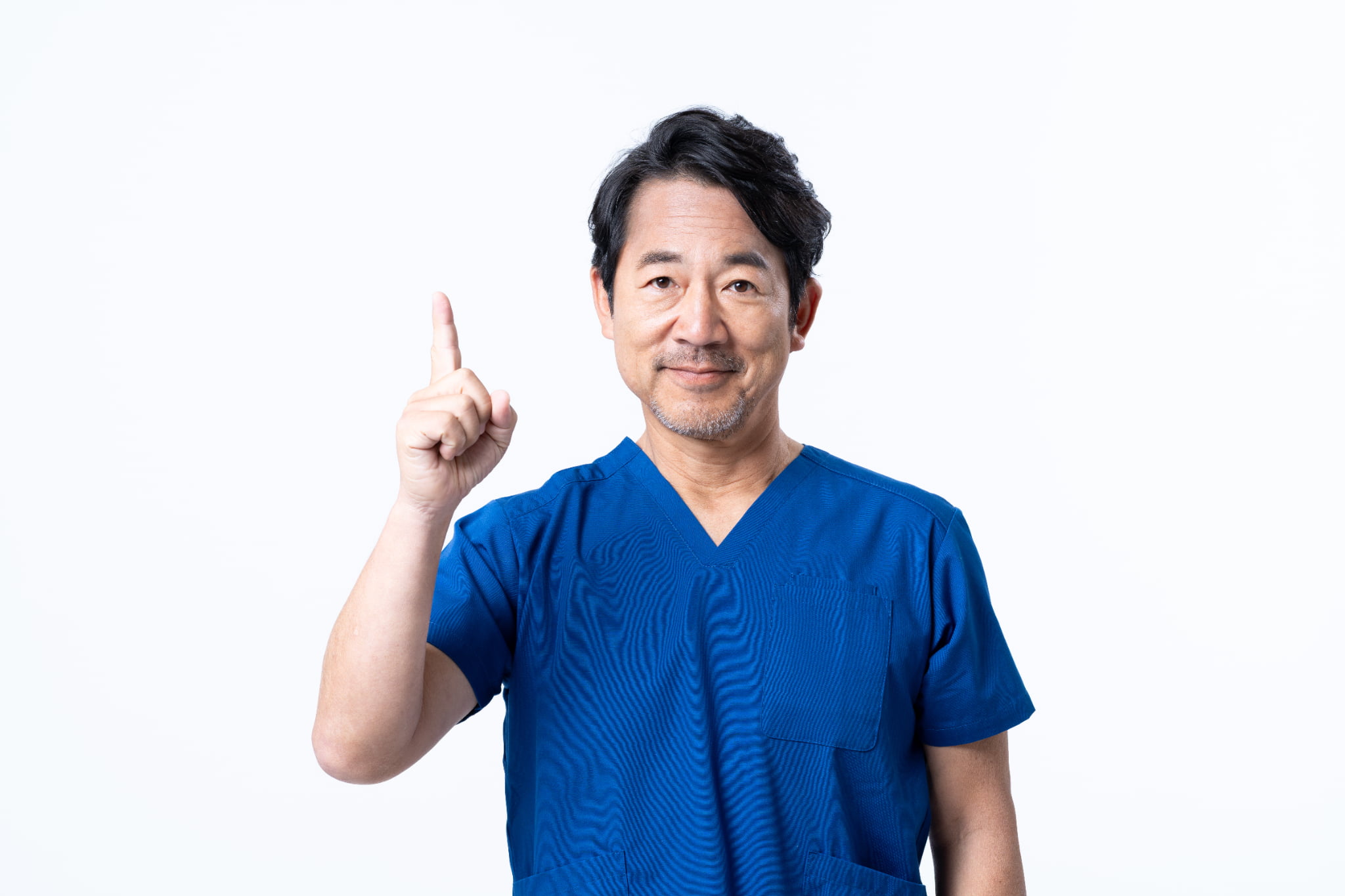 歯周外科治療について説明する歯科医
