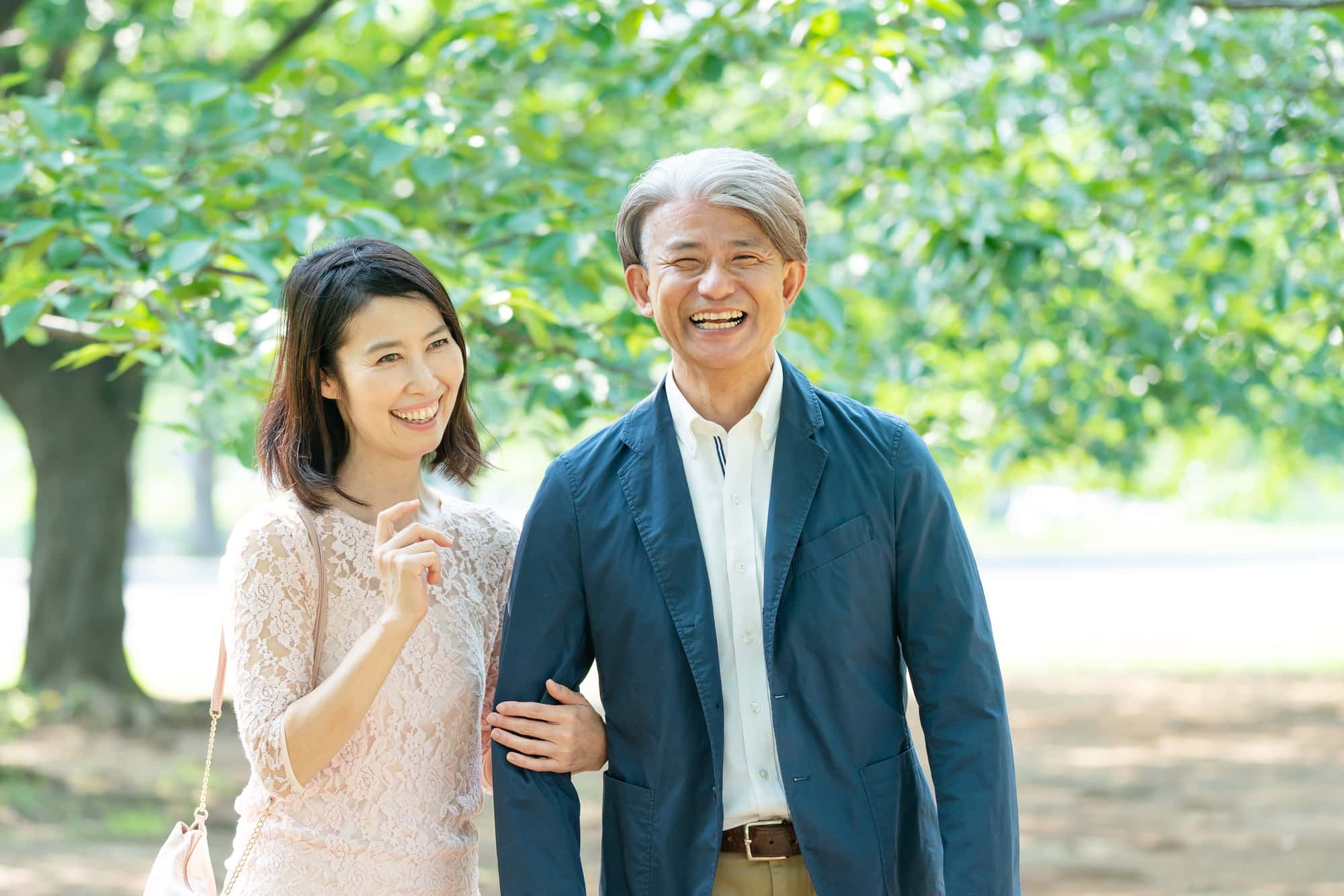 歯周外科治療をした男性が妻と散歩を楽しんでいるイメージ