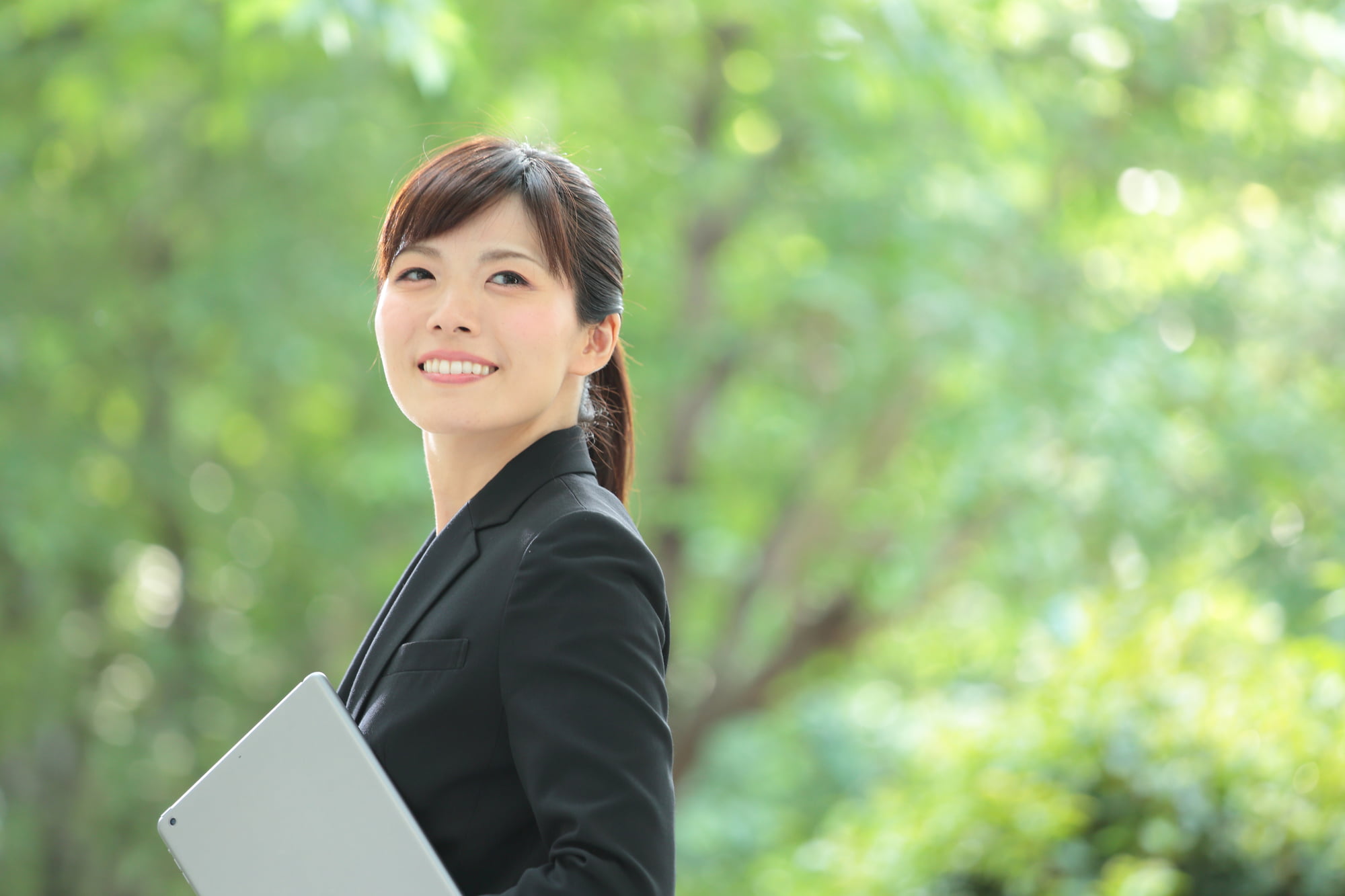 マウスピース矯正で整った歯並びになった笑顔の女性